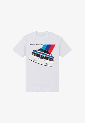Weißes Baumwoll-T-Shirt mit einem Grafikmotiv eines BMW-Rennwagens, mit blauen, roten und türkisfarbenen Streifen, sowie dem Text "Ursprung der Arten."