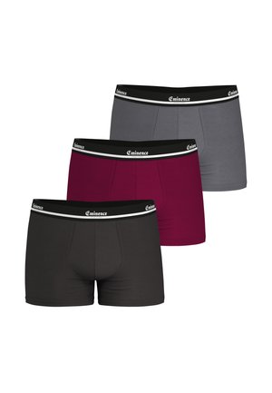 Trois paires de boxers en noir, bordeaux et gris, avec une ceinture élastique noire portant des lettres blanches. Texture de tissu lisse.