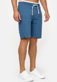 Blauwe sweatshorts met een trekkoord in de taille, gemaakt van een zachte katoenmix. Bevat zijzakken en een logo-label aan de zoom; casual pasvorm.