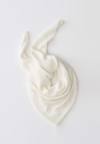 Sciarpa triangolare bianca realizzata in materiale morbido e peloso, con una texture liscia e estremità appuntite; design leggero e flessibile.