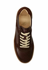 Donkerbruine leren sneaker met beige veters, geperforeerde details en crèmekleurige accenten. Tan rubberen zool. Binnenin gelabeld "gemaakt in Portugal."