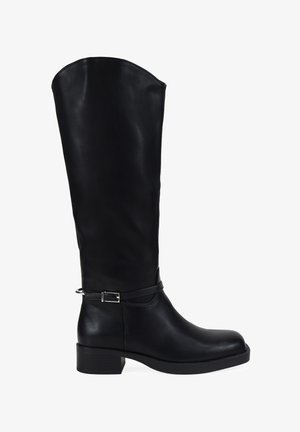 Botte noire haute en cuir avec talon bas, bout arrondi et bride décorative à la cheville avec boucle argentée, vue de côté.