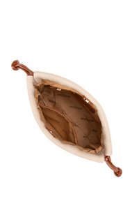 Clutch de tela tejido beige con un asa anudada marrón. El interior está forrado con una tela estampada y cuenta con compartimentos para la organización.