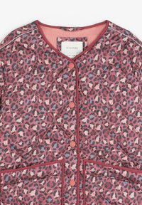 Chaqueta acolchada con estampado de leopardo en rosa, gris y negro, cuello redondo, botones a presión y dos bolsillos frontales.