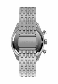 Montre-bracelet en acier inoxydable avec un fini brossé, présentant un design de bracelet tissé et un boîtier rond, mettant en valeur un cadran noir et des boutons chronographes.