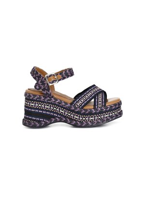 Sandalo con zeppa che presenta un tessuto intrecciato in tonalità di viola e nero, decorato con motivi multicolori e una cinghia alla caviglia regolabile.