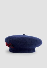 Berretto di lana blu navy con una forma tonda e piatta. Presenta un piccolo bottone superiore e un accento a fiocco a quadri rossi e neri sul lato.