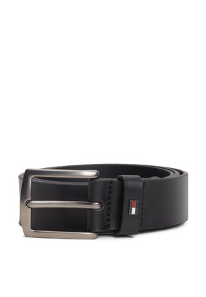 Sort læderbælte med sølv rektangulært spænde og lille rød, hvid og blå rektangulær logo nær spænde løkken.