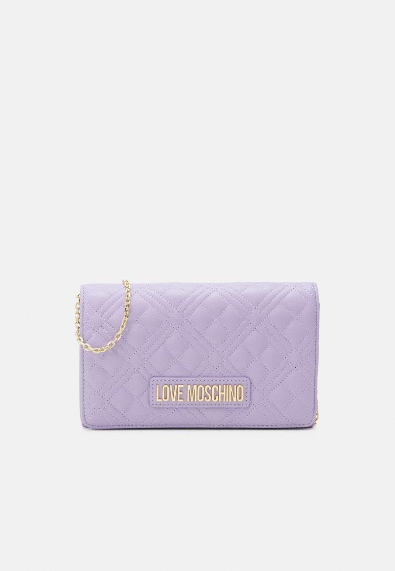 Lavendel, vadderad axelväska med guldig kedjesnor och guldig "LOVE MOSCHINO" logoplåt på framsidan.