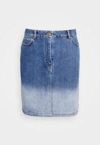 Jupe en denim présentant un dégradé du bleu foncé au bleu clair, avec un design simple, cinq poches et une fermeture avant à boutons.