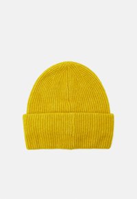 Geel geribbelde gebreide beanie met een omgeslagen rand. De textuur is zacht en het ontwerp heeft verticale strepen door de stof.