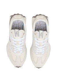 Baskets de sport beiges avec un dessus en mesh et en suède, lacets blancs, logo sur la languette et semelle extérieure en caoutchouc simple. Présente des éléments de design minimalistes.