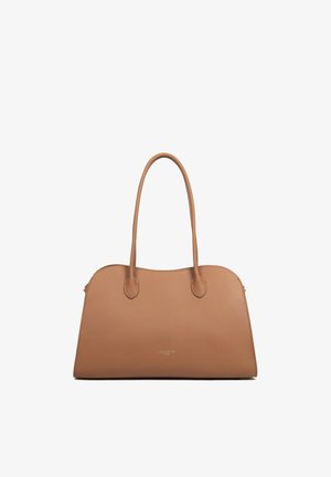 Sac à main en cuir couleur cognac avec double poignées longues et logo de la marque subtil centré près du bas, posé debout sur un fond blanc.
