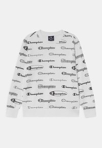 Sudadera gris claro con logotipos de "Champion" en negro y plata repetidos. Cuello redondo, mangas largas, textura suave y puños acanalados.