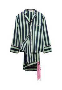Set di pigiama a righe in verde e blu navy con dettagli in rosa, composto da una maglia con bottoni e pantaloni elasticizzati con un nastro decorativo. Tessuto morbido e liscio.
