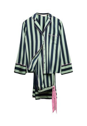 Gestreepte pyjama set in groen en marineblauw met roze afwerking, bestaande uit een knoopsluiting bovenstuk en elastische broek met een strikdetail. Zachte, gladde stof.