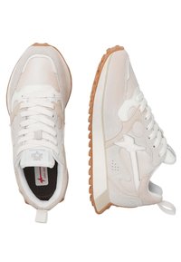 Sneaker beige chiaro con tomaia in suede testurizzato e mesh, accenti bianchi e suola in gomma. Presenta un gancio e chiusura con lacci.