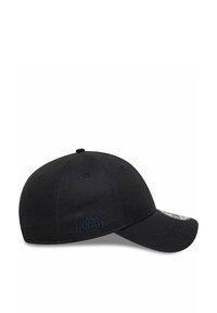 Zwarte baseballcap met gebogen rand. Bevat "FRANCE RUGBY" borduursel in het blauw. Gemaakt van katoen met een gladde textuur.