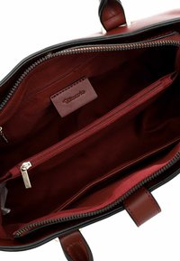 Borsa a tracolla rossa e nera con chiusura a zip, caratterizzata da un esterno in pelle liscia e un interno foderato in tessuto con scomparti multipli.