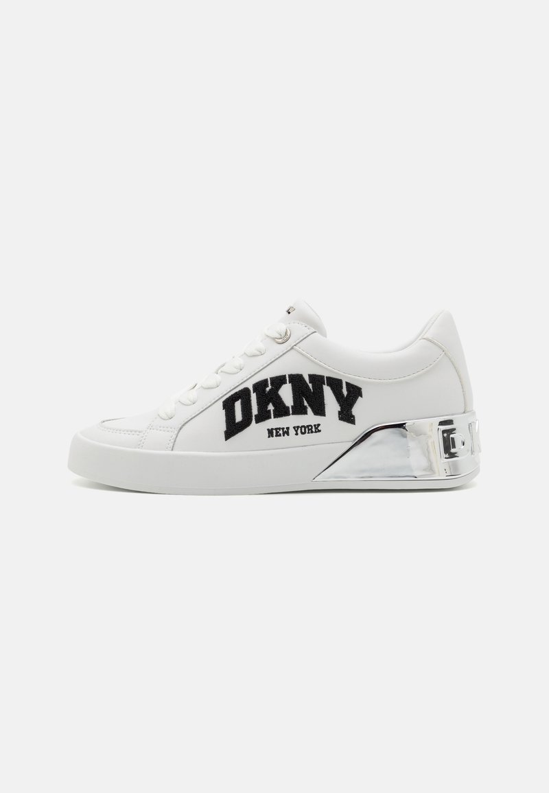 Sneaker bianca con ricamo nero "DKNY NEW YORK", realizzata in pelle liscia e con un accento metallico sul tallone. Design con punta tonda.