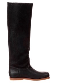 Černá kožená vysoká bota po kolena s hladkým povrchem a zaoblenou špičkou. Obsahuje minimální detaily a plochou, hnědou gumovou podrážku.