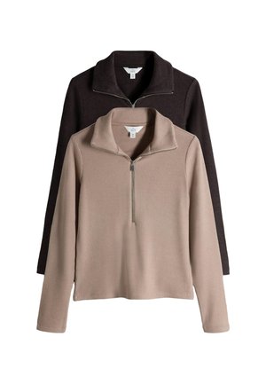 Twee geribde truien met lange mouwen en halve rits, één beige aan de voorkant en één donkerbruin aan de achterkant, beide met een opstaande kraag.