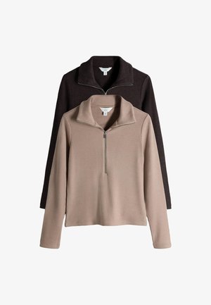 Twee geribde truien met lange mouwen en halve rits, één beige aan de voorkant en één donkerbruin aan de achterkant, beide met een opstaande kraag.