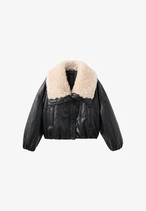 Schwarze Kunstleder-Cropped-Jacke mit einem cremefarbenen Schaffellkragen, gepufften Ärmeln und einer Knopfleiste vorne. Verfügt über zwei seitliche Taschen.