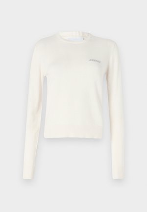 Krémový svetr s dlouhými rukávy a žebrovaným výstřihem a manžetami. Na levé části hrudi je decentní logo "2ND DAY". Měkká textura.