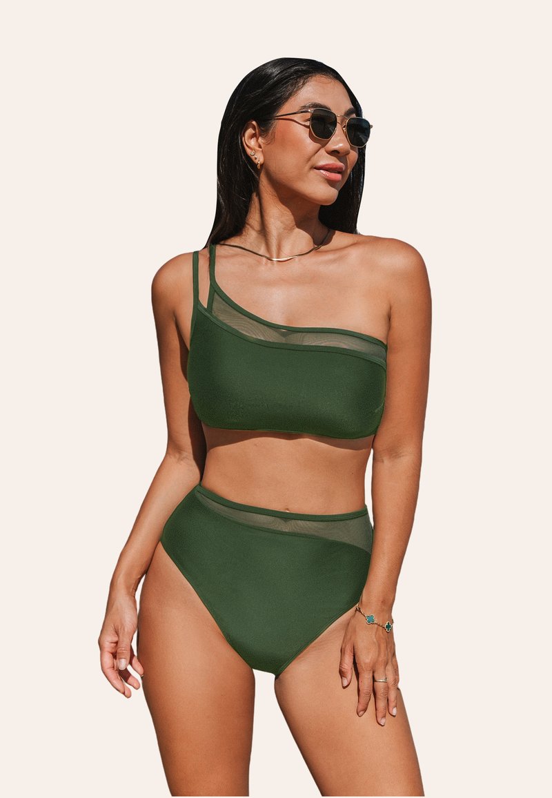Zielony zestaw bikini z topem na jedno ramię, ozdobionym przezroczystymi akcentami oraz wysokim stanem majtek. Gładka struktura i minimalistyczny design.
