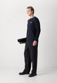 Tommy Hilfiger STACK TEE - Maglietta a manica lunga - desert sky