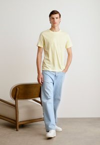 GANT TONAL SHIELD - T-shirts med print - yellow shine