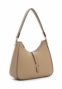 Bolso de hombro de imitación cuero beige con forma curva, ribetes negros y detalle de hardware circular dorado en la solapa frontal.