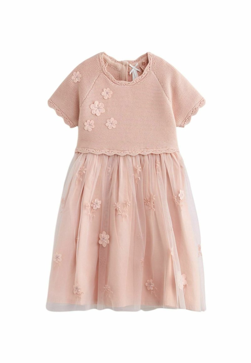 Stickad rosa topp med korta ärmar och vågiga kanter; lager av tylkjol med blommönsterbroderier. Ribbonsknäppning bak.