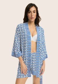 Niebieska i biała kimono w wzory z paskami, z szerokimi rękawami i pasującym krótkim dołem, wykonane z lekkiego materiału.