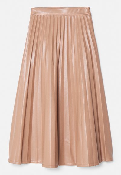 Plisserad A-linje kjol i en ljus beige färg, tillverkad av slät, glänsande material med midjeband, med djupa vertikala veck.