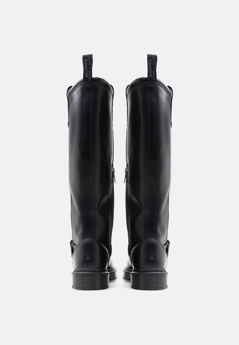 Ein Paar hohe schwarze Lederstiefel mit rückseitigen Ziehschlaufen und seitlichen Reißverschlüssen, von hinten auf einem weißen Hintergrund gezeigt.
