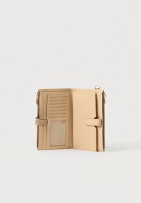 Beżowy portfel o gładkiej fakturze, z wieloma przegródkami na karty, przezroczystym okienkiem na identyfikator oraz zamkiem na zamek błyskawiczny i paskiem z boku.