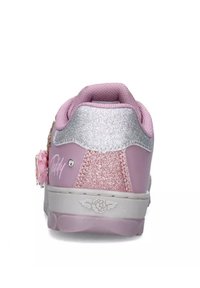 Scarpa da ginnastica rosa con una sezione e dettagli argentati scintillanti. Presenta un ciondolo a forma di fiore e strass decorativi sul tallone. Il testo dice "Teddy."