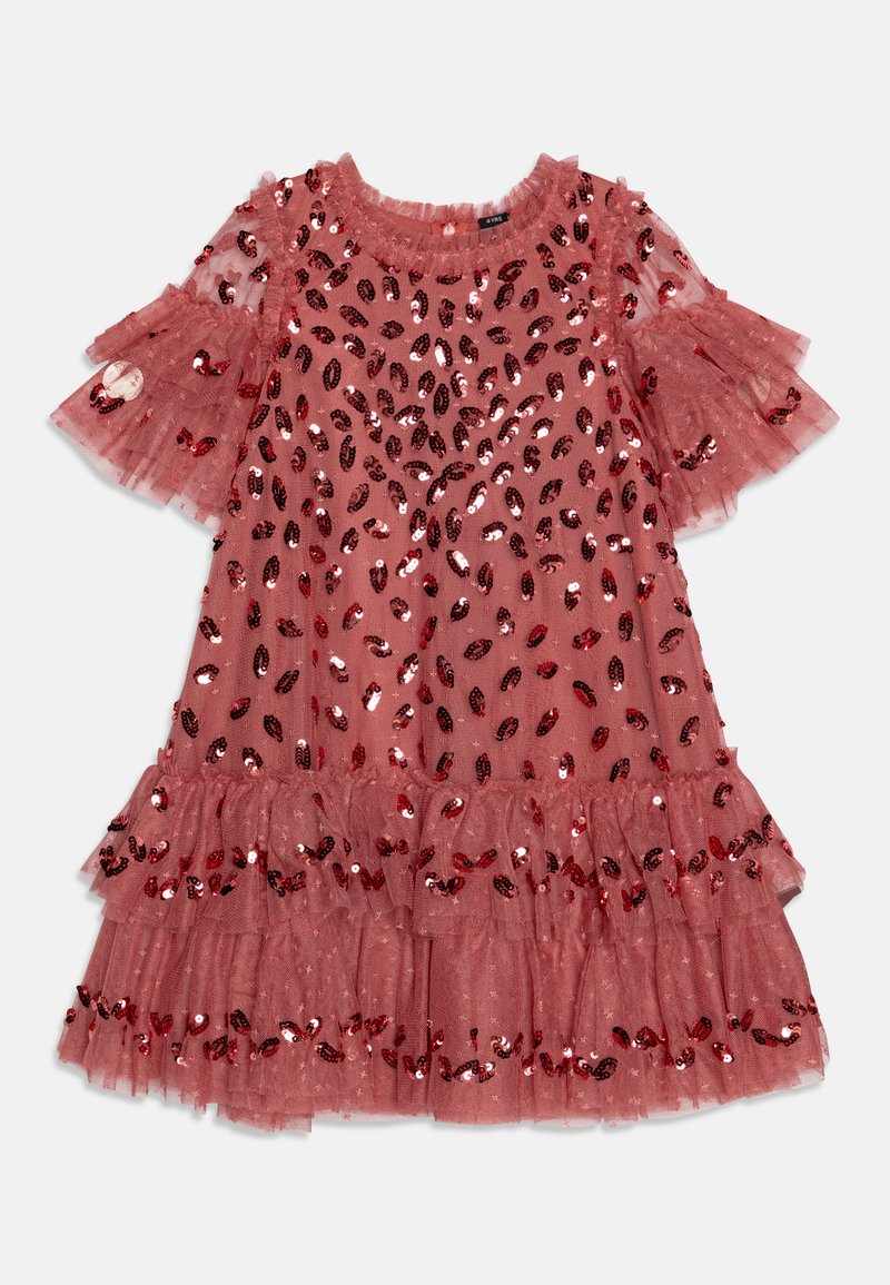 Růžové tylové šaty s krátkými volánkovými rukávy, pokryté červenými a černými flitry, a s vícevrstvými volánovými lemy pro přidanou strukturu a objem.