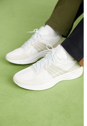 LUNAR ROAM - Sneakers basse - summit white/phantom/light bone