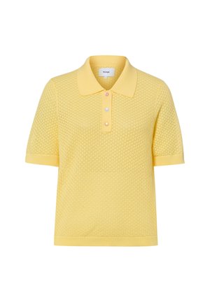 Gelbes kurzärmeliges Strick-Poloshirt mit strukturiertem Muster, drei pastellfarbenen Knöpfen und umgeschlagenem Kragen.
