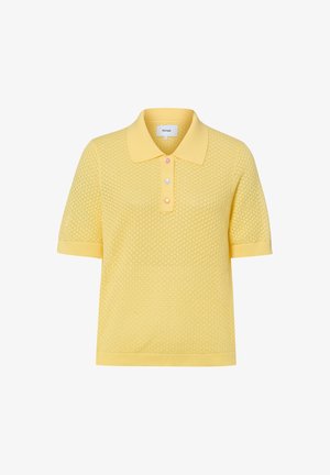 Polo en maille jaune à manches courtes avec un motif texturé, trois boutons pastel et un col plié.