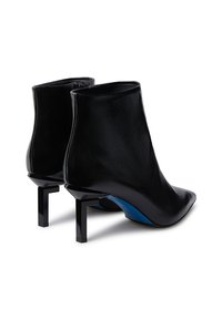 Stivali neri in pelle fino alla caviglia con punta appuntita e tacco quadrato basso. Presentano una superficie liscia e un dettaglio interno blu a contrasto.