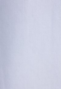 Tissu bleu clair avec une texture lisse et un tissage uniforme. Aucune motif ni détail notable visible.