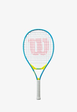 Blauwe tennisracket met een gele accent, voorzien van een wit snarenpatroon en een rood "Wilson" logo op de kop; gestructureerde witte greep.