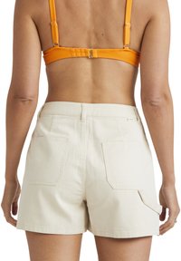 Beige denimshorts med hög midja, som har två bakfickor och en sidficka. Designen inkluderar en platt midja och rak skärning.