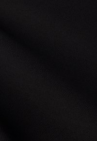 Čierna tkanina s hladkou textúrou a pevne tkaným vzorom, ktorá vykazuje jemný lesk a rovnomernú farbu po celom povrchu.