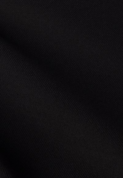 Tessuto nero con una consistenza liscia e un motivo a trama densa, che mostra una leggera lucentezza e un colore uniforme su tutta la superficie.