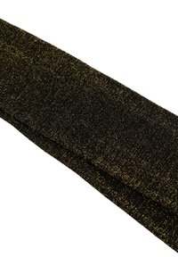 Fekete szövet finom arany fémes szálakkal átszőve, átlósan hajtva egy fehér háttér előtt.